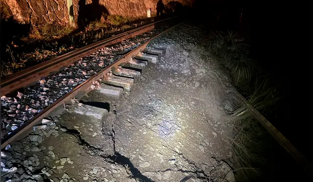  Se detectó un forado en un terraplén, que debilita los rieles. Foto: L. Larico<br><br>    