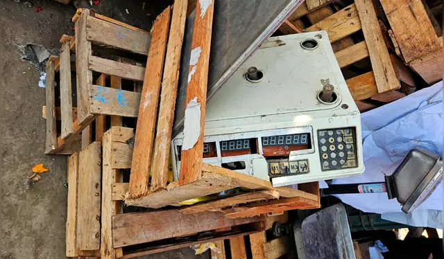  Onda expansiva causó serios daños en los puestos de frutas. Créditos: Mabel Alva / La República.<br><br>    