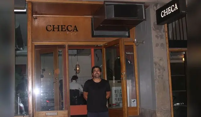 Valentín Checa en la entrada de su restaurante. Valentín Checa en la entrada de su restaurante.