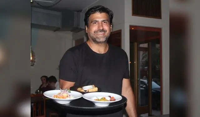 Valentín Checa atiende a sus comensales. Valentín Checa atiende a sus comensales.