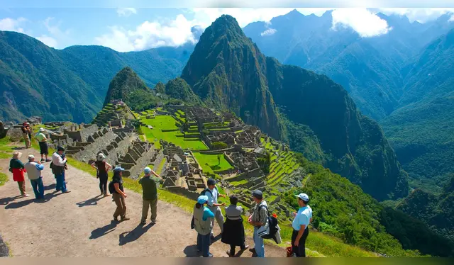 Los turistas esperan llegar a la ciudadela cuando el conflicto se solucione   