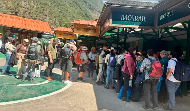  Turistas varados en la estación de Machu Picchu. Foto: Cortesía    