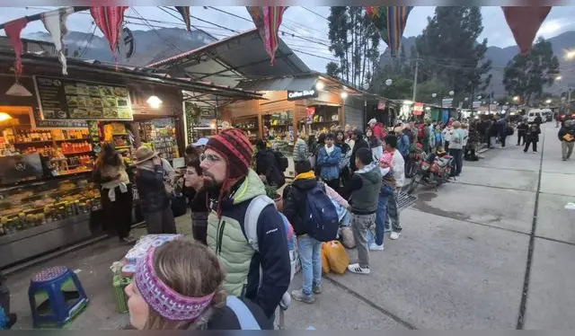 Los turistas quedaron atrapados en medio del conflicto sin poder abordar los trenes de ingreso o salida   