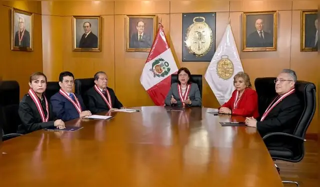 Junta de Fiscales Supremos decidió la sucesión, sin la presencia de Delia Espinoza, al centro en la foto.   