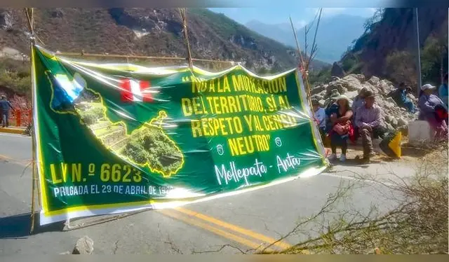 Pobladores bloquean vía en Ancahuasi y Mollepata, paro fue convocado por el comité de lucha por Choquequirao. Foto: Facobook/Radio Tropical Limatambo   