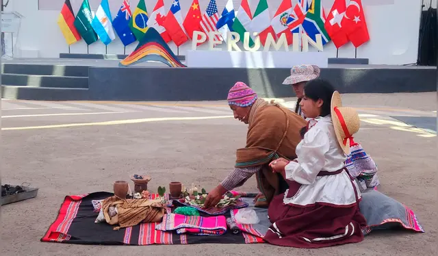 Reconocido rescatista realizó un ritual de pago a la tierra durante la inauguración. Créditos: Wilder Pari / La República.<br><br> Reconocido rescatista realizó un ritual de pago a la tierra durante la inauguración. Créditos: Wilder Pari / La República.<br><br>