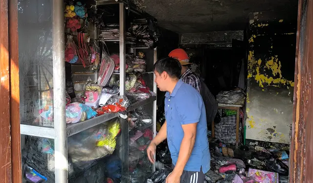  Vecinos se solidarizaron con el comerciante e intentaron apagar las llamas. Créditos: Sergio Verde / La República.<br><br>  