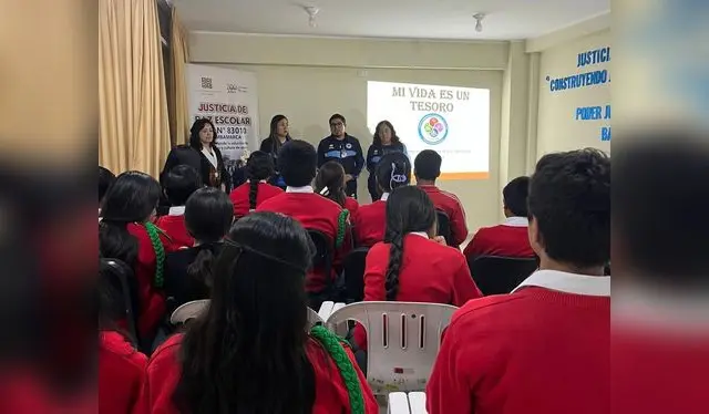 Con la guía de la Dra. Fanny Torres se analizan causas y consecuencias de las adicciones en estudiantes. Fuente: Difusión.   