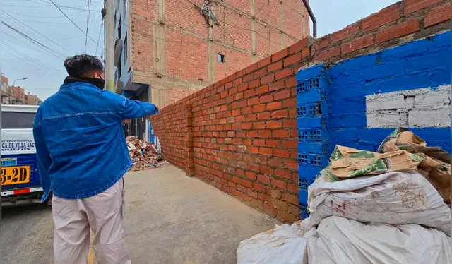  Pared tuvo que ser reparada luego que auto quedara empotrado. Créditos: Melissa Landa / La República.<br><br>    