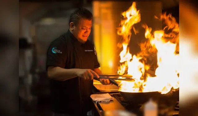Yuki Nakandakari salteando en wok en el restaurante Chalaco's en Filadelfia, Pensilvania. Foto: Yuki Nakandakari   