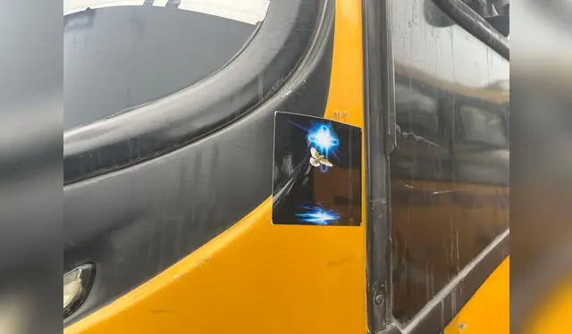  Transportistas muestran los stickers que extorsionadores colocan en sus buses como señal de que están pagando cupos. Foto: Mabel Alva/ La República.   