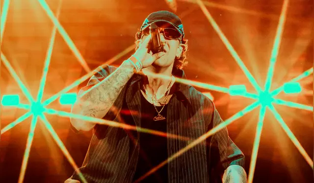 El cantante colaboró con Piso21, interpretando el éxito ‘Más de la una’, generando un emotivo momento que fue muy bien recibido por el público. Foto: Instagram/Emil   