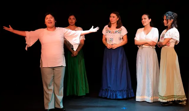 Entre sus logros destaca 'Folklórica', una obra sobre mujeres latinas inmigrantes, que combina danza folclórica y cumbia. Foto: difusión.   