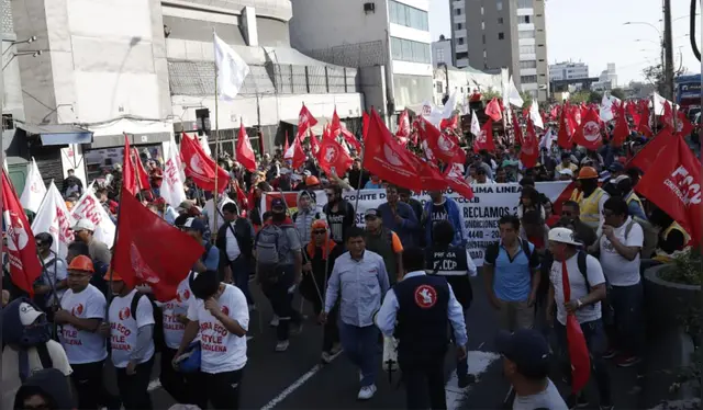  Manifestantes recorren el Centro de Lima. Foto: La República    
