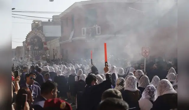 Sahumadoras perfumando el camino del Cristo de Pachacamilla durante su desplazamiento. Foto: Sebastían Blanco.   
