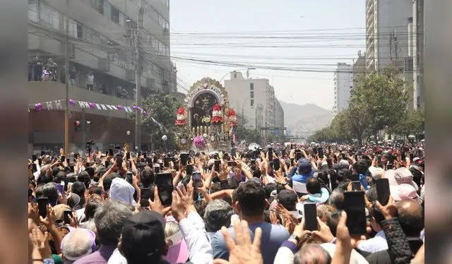 Feligreses alzan sus manos esperando recibir la protección del Critos Moreno. Foto: Sebastián Blanco.   