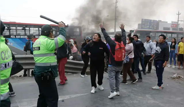 En Carabayllo, manifestantes se enfrentaron contra policías por cerrar un tramo de la Panamericana Norte durante las primeras horas de la mañana. Foto: URPI-LR/Marco Cotrina.   