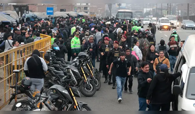 Ciudadanos reportaron a lo largo del día extensos tiempos de espera en los paraderos por ausencia de vehículos de transporte público. Foto:URPI-LR   