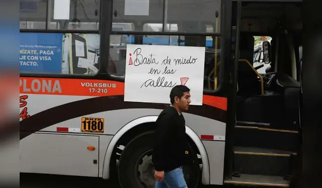 Trabajadores del sector transporte declararon tener miedo cuando salen a trabajar, porque no saben si van a regresar con sus familias. Foto: URPI-LR/Marco Cotrina.   