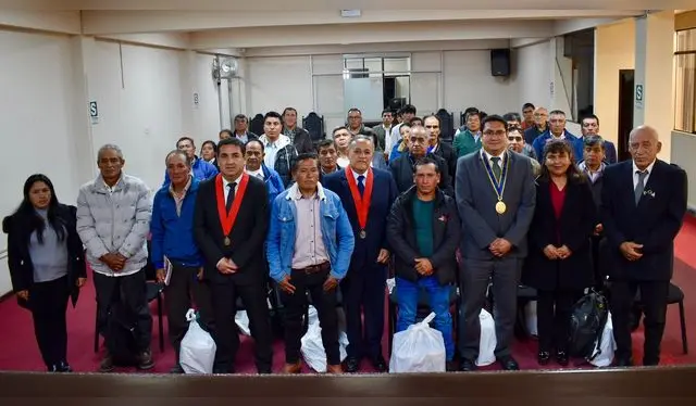 Recibieron sus credenciales de manos del juez decano Ángel Mario Gutiérrez. Fuente: Difusión. Recibieron sus credenciales de manos del juez decano Ángel Mario Gutiérrez. Fuente: Difusión.