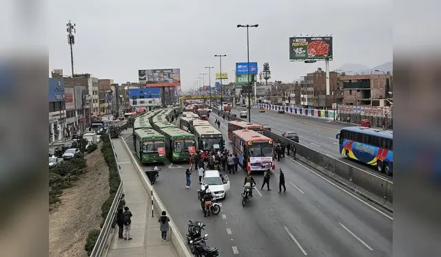 Buses de El Rápido, el Lorito y 'Triángulo' se sumaron a la movilización de este lunes 6 de octubre. Foto: URPI-LR   