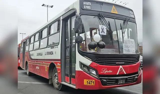 Buses del 'Triángulo' pegaron en sus parabrisas globos negros y lazos de luto por la reciente muerte de su compañero Daniel Cedeño en San Juan de Miraflores. Foto: Silvana Quiñonez   