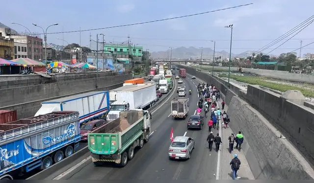 Un grupo de transportistas se desplazó por la vía Evitamiento y generó el cierre de un carril, mientras que de sur a norte, la vía se encontraba totalmente estancada. Camiones llevaban varados más de 3 horas. Foto: Sociedad.   