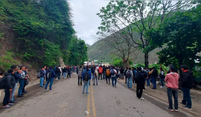  Ronderos continúan bloquenado Chiple. Foto: Radio Ilucán    