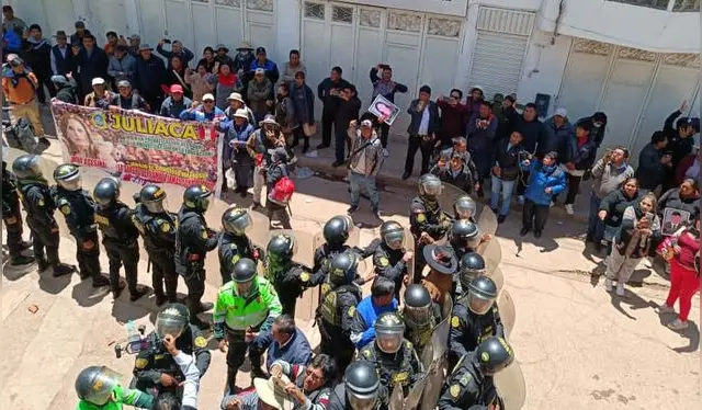 Deudos de las víctimas de Juliaca protestaron contra candidato Phillip Butters. Foto: Liubomir Fernández - La República.   