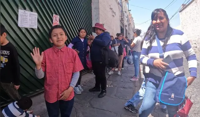 Niños acudieron en compañía de sus padres en busca del sueño de ser Coquito. Foto: Mirelia Quispe - La República.   