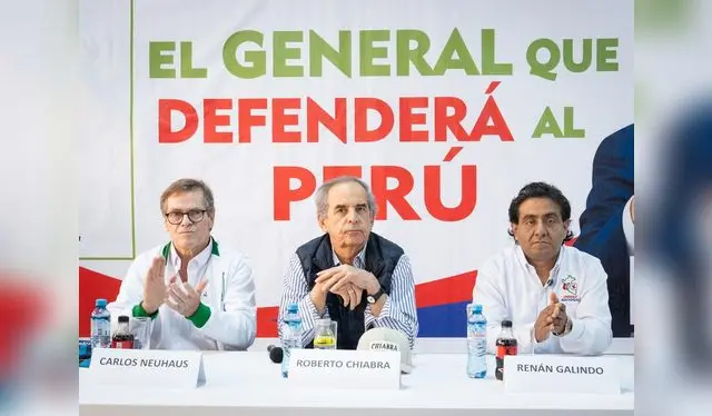El candidato de la alianza Unidad y Paz, Roberto Chiabra, flanqueado por el presidente del PPC, Carlos Neuhaus (izquierda) y el fundador de Peruanos Unidos ¡Somos Libres!, Renán Galindo (Derecha). Foto: difusión   