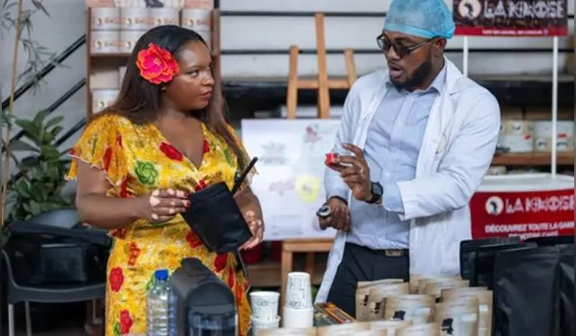 <em>Tisya Mukuna, fundadora de la marca de café "La Kinoise", habla con su empleado en una fábrica en Kinshasa, República Democrática del Congo (RDC), el 29 de septiembre de 2025. (Xinhua/Zheng Yangzi)</em>. <em>Tisya Mukuna, fundadora de la marca de café "La Kinoise", habla con su empleado en una fábrica en Kinshasa, República Democrática del Congo (RDC), el 29 de septiembre de 2025. (Xinhua/Zheng Yangzi)</em>.