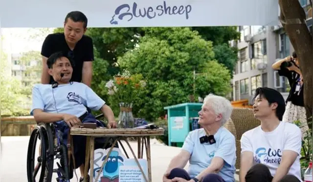 <em>Rachel Grace Pinniger (2-d) escucha la historia de un artesano con discapacidad en Chengdu, provincia de Sichuan, suroeste de China, el 19 de abril de 2025. (Xinhua/Xu Bingjie)</em>. <em>Rachel Grace Pinniger (2-d) escucha la historia de un artesano con discapacidad en Chengdu, provincia de Sichuan, suroeste de China, el 19 de abril de 2025. (Xinhua/Xu Bingjie)</em>.