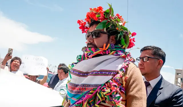  Elmer Cáceres fue recibido por familiares y algunos simpatizantes con serpentina y carteles. Foto: Colca Informa.<br><br>    