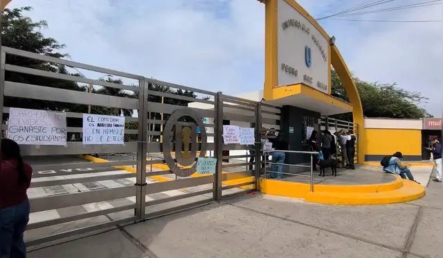 Alumnos y docentes no pudieron ingresar a la casa de estudios. Foto: Emmanuel Moreno / La República.<br><br> Alumnos y docentes no pudieron ingresar a la casa de estudios. Foto: Emmanuel Moreno / La República.<br><br>