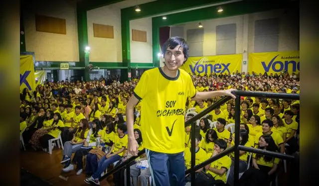  Fernando Rafael Guisgueta Olivas reveló que no se desvelaba durante sus horas de estudio y que sus padres fueron una gran inspiración para que eligiera estudiar medicina en la UNMSM. Foto: Academia Vonex   