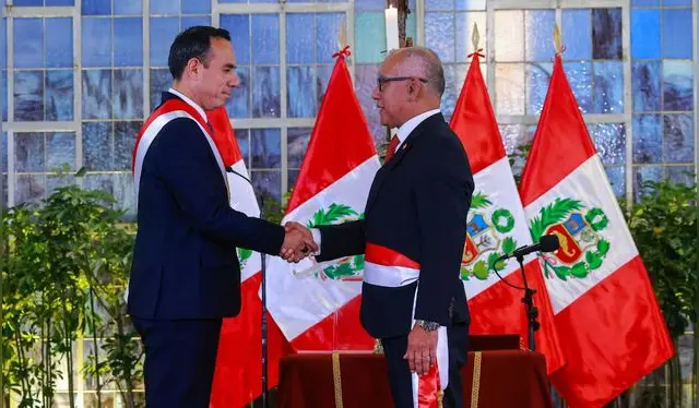  José Jerí juramentó a Díaz Peche como el nuevo titular del Ministerio de Defensa.    