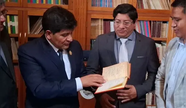  Gobernador de Arequipa Rohel Sánchez y director de la Biblioteca Nacional Juan Yangali revisan el texto. Foto: Wilder Pari - La República.    