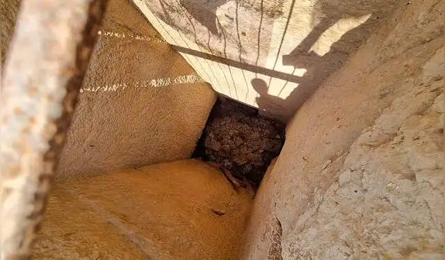 Pozo cerca a Keops, donde su entrada estaba reforzada con bloques de contención. Foto: Armando Mei / DailyMail Pozo cerca a Keops, donde su entrada estaba reforzada con bloques de contención. Foto: Armando Mei / DailyMail