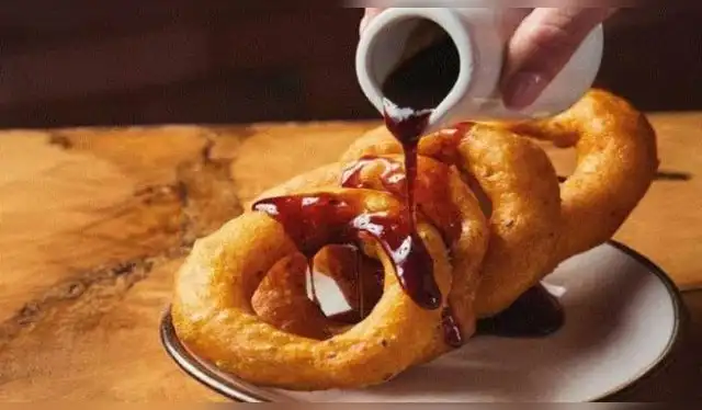 Uno de los ingredientes más llamativos en la elaboración de los picarones es la miel de chancaca. Foto: TV Perú Uno de los ingredientes más llamativos en la elaboración de los picarones es la miel de chancaca. Foto: TV Perú