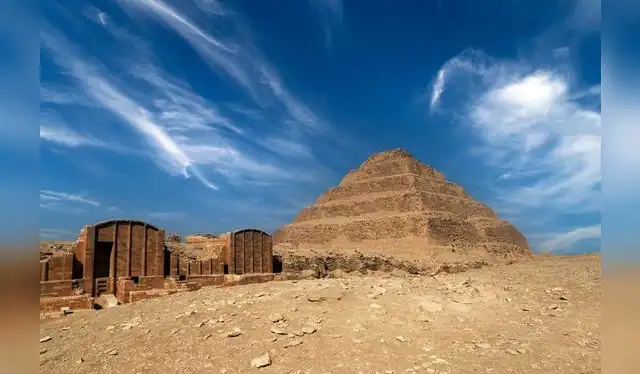  Vista del complejo funerario de Zoser en Saqqara presidido por la pirámide escalonada. Foto: Shutterstock   