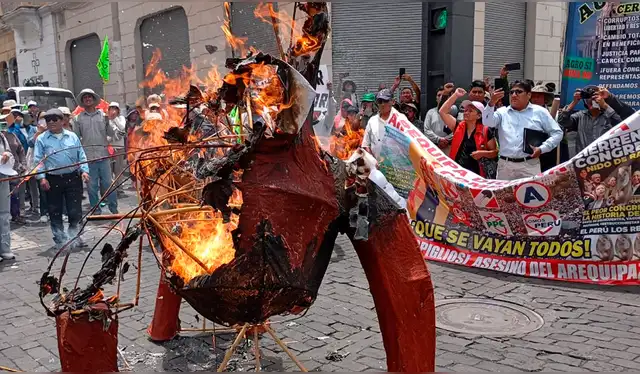  En Arequipa, quemaron un muñeco con la cara del presidente José Jeri, del Rey de España y del congresista Rospigliosi. Foto: Mirelia Quispe, La República    