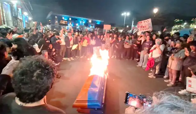  En Trujillo, quemaron un ataúd en rechazo a César Acuña, quien recientemente renunció a su cargo de gobernador para postula a la presidencia de la República. Foto: Yolanda Goicochea, La República    