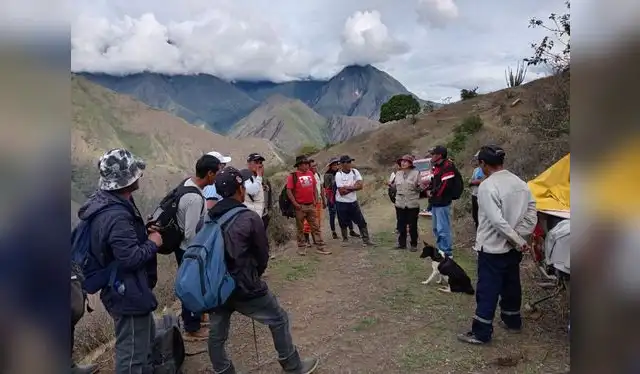 Cerca de 60 personas se han reunido para apoyar en la búsqueda de la profesora rural. Solicitan apoyo aéreo a las autoridades, ya que la zona es peligrosa por abismos. Foto: UGEL Huancayo.   