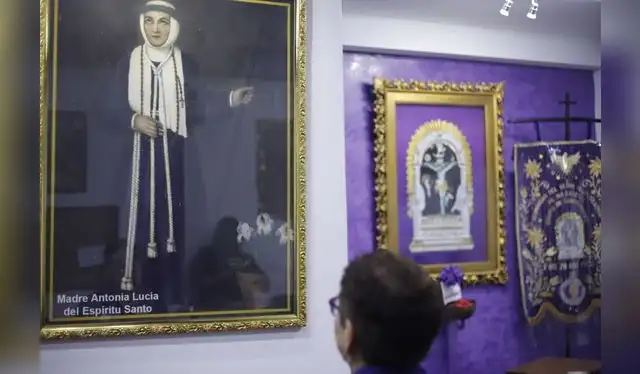 Cada vez que Ruth ingresa a su oficina mira con cariño el cuadro la Madre Antonia Lucía del Espiritu Santo, fundadora del Instituto Nazareno y testigo de la fidelidad religiosa de Ruth y su amada abuela Petronilia. Foto: Sebastián Blanco.   
