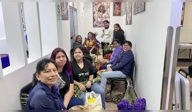 Las hermanas sahumadoras diseñan y arman a mano limpia cientos de pétalos de flores en la pista. Un lienzo tieso, duro y triste por unos segundos toma color para recibir al Señor de los Milagros a su salida de las Nazarenas. Foto: Vania Ramos.   