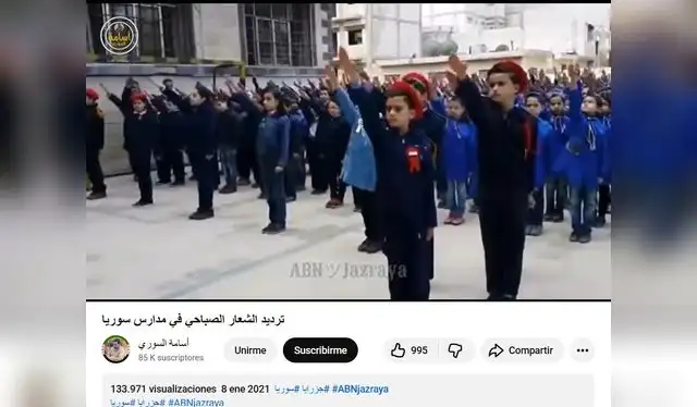 <em> Menores realizando el saludo sirio en su escuela local. Foto: captura de pantalla.</em>   