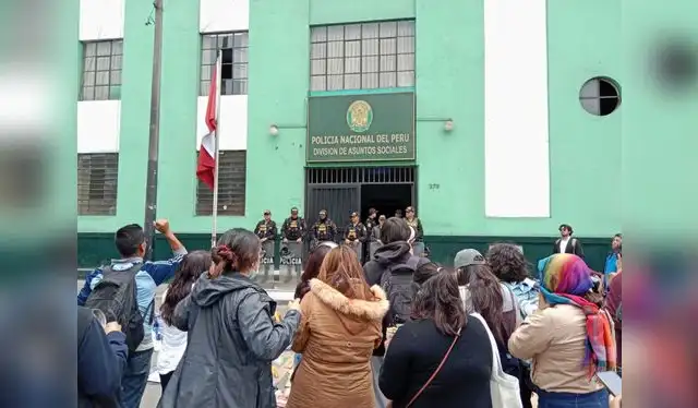  Familiares de Diego Echevarría, estudiante de la PUCP, exigen su liberación tras la protesta contra el gobierno de José Jerí. Crédito: <strong>Jacqueline Fowks</strong> .<br><br>    