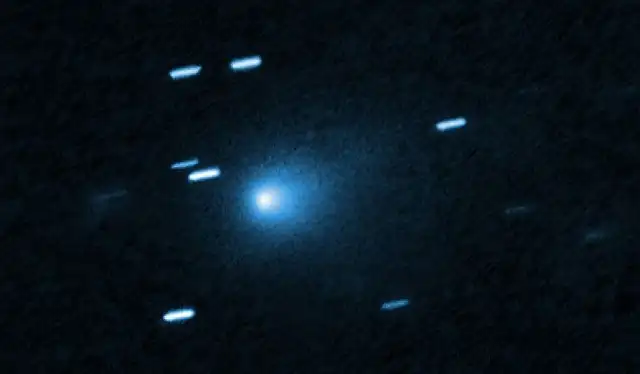  El cometa que parece un capullo de polvo azulado que se desprende de su núcleo sólido y helado. Foto: NASA/ESA   