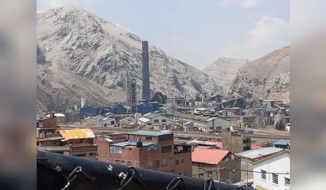 La gran chimenea de La Oroya y detrás los cerros blancos por el dióxido de azufre. Foto: Diego Cabanillas La gran chimenea de La Oroya y detrás los cerros blancos por el dióxido de azufre. Foto: Diego Cabanillas